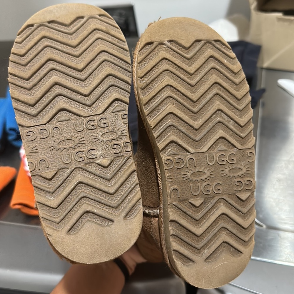 Girls UGGS - Picture 4 of 6